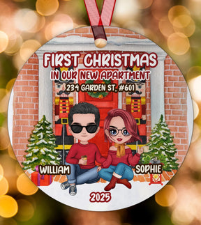 First Christmas In New Apartment - Personalized Circle Metal Ornament Couple Christmas Gift